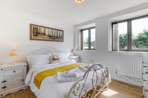 Iron/ironing board, free WiFi, bed sheets - 3 Bed in Shereford (oc-2173) (Shereford)