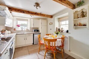 Microwave, oven, cookware/dishes/utensils - 2 Bed in Buxton (oc-dcwyn) (Tideswell)