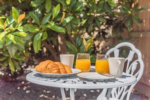 A table with croissants, two glasses of orange juice, and a white mug. - 1 Bed in Yapton (oc-b32757) (Yapton)