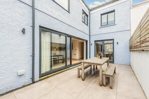 Outdoor dining - 4 Bed in Tenby (oc-pw9230) (Tenby)
