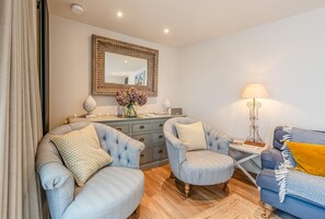 TV - 4 Bed in Tenby (oc-pw9230) (Tenby)