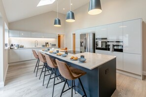 Microwave, oven, dishwasher, high chair - 4 Bed in Padstow (oc-r32776) (Padstow)