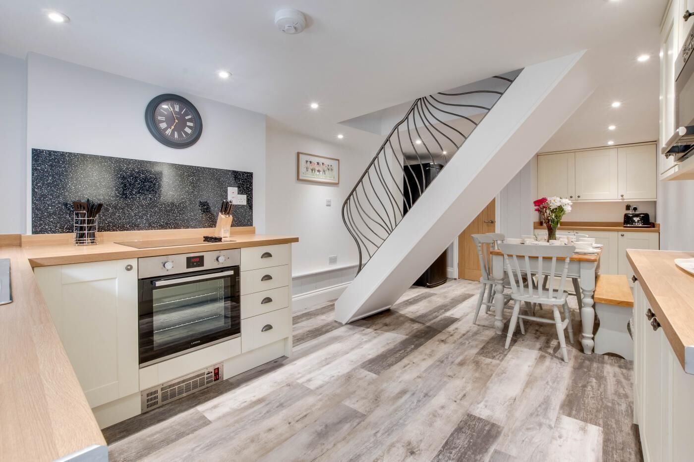 Microondas, horno, lavavajillas y utensilios de cocina 