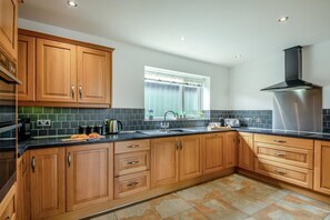 Microwave, oven, dishwasher, cookware/dishes/utensils