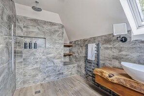 Towels - 3 Bed in Birnam (oc-o32901) (Birnam)