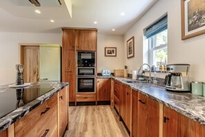 Microondas, horno, lavavajillas y trona infantil