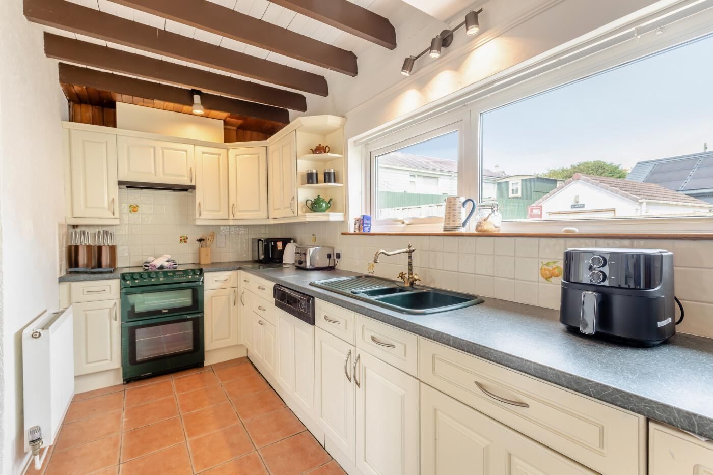 Oven, dishwasher, cookware/dishes/utensils