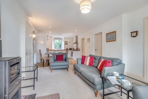 Televisión y chimenea 