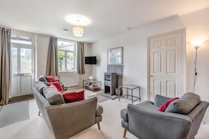 Televisión y chimenea 