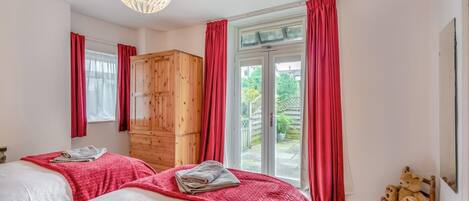 Iron/ironing board, free WiFi, bed sheets