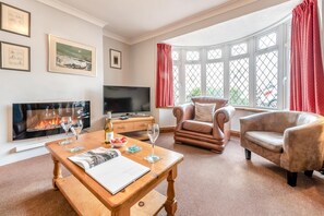 TV - 4 Bed in Tenby (oc-pw500a) (Tenby)