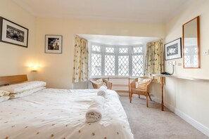 Iron/ironing board, travel cot, free WiFi, bed sheets - 4 Bed in Tenby (oc-pw500a) (Tenby)