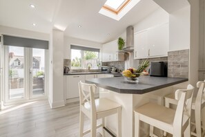 Microwave, oven, dishwasher, cookware/dishes/utensils - 3 Bed in Padstow (oc-g32860) (Padstow)