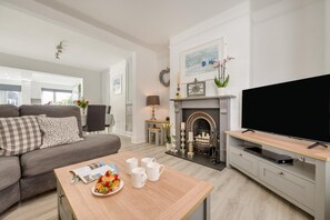 TV - 3 Bed in Padstow (oc-g32860) (Padstow)