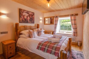 4 bedrooms, iron/ironing board, travel cot, free WiFi - 4 Bed in Cray (oc-bow288) (Crai)