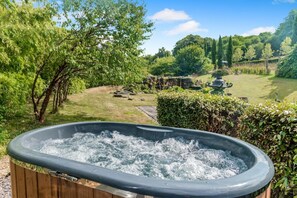 Outdoor spa tub - 1 Bed in Tollard Royal (oc-j32937) (Tollard Royal)