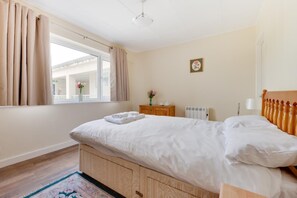 Iron/ironing board, bed sheets - 1 Bed in Tenby (oc-pw983a) (Tenby)