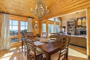 Dining - Luxury Escape: Lodge in Gateway Mountain Preserve (Old Fort)
