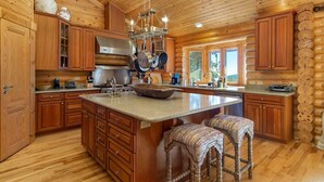Coffee/tea maker, fridge, microwave, oven - Luxury Escape: Lodge in Gateway Mountain Preserve (Old Fort)