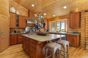 Fridge, microwave, oven, stovetop - Luxury Escape: Lodge in Gateway Mountain Preserve (Old Fort)