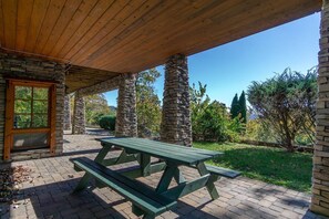 Outdoor dining - Luxury Escape: Lodge in Gateway Mountain Preserve (Old Fort)