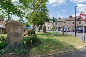 Property grounds - 2 Bed in Hawes (oc-ds1027) (Hawes)