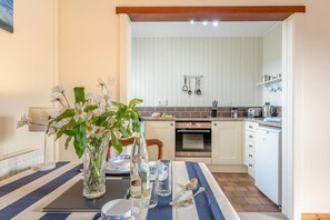 Microwave, oven, dishwasher, high chair - 1 Bed in Little Haven (oc-wav323) (Broadway)