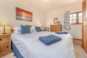 Iron/ironing board, bed sheets - 1 Bed in Little Haven (oc-wav323) (Broadway)