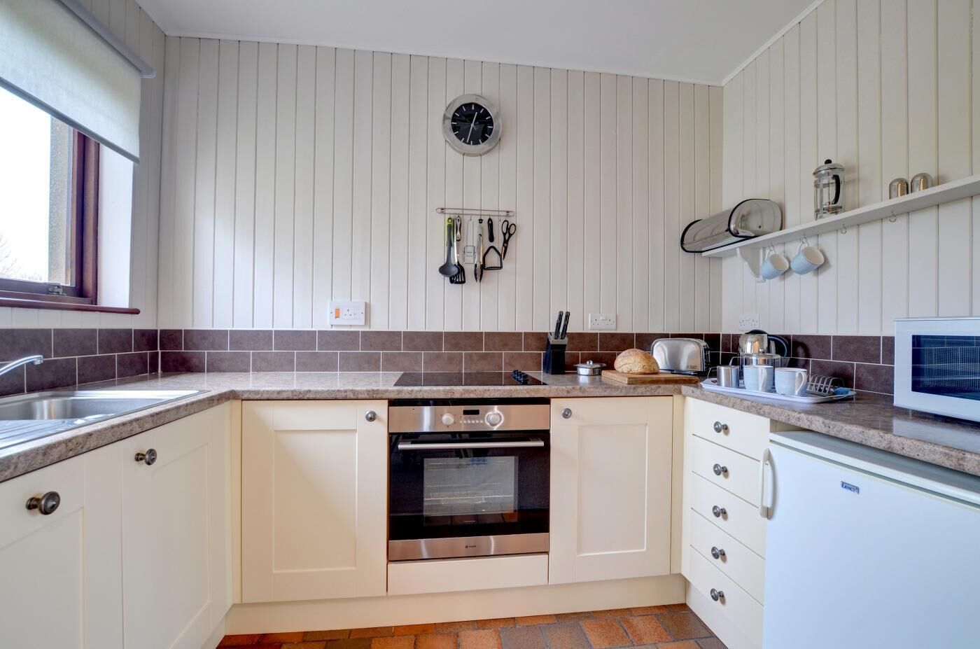 Mikrowelle, Ofen, Geschirrspüler, Hochstuhl