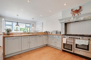 Microwave, oven, dishwasher, high chair - 5 Bed in Bodham (oc-2204) (Bodham)