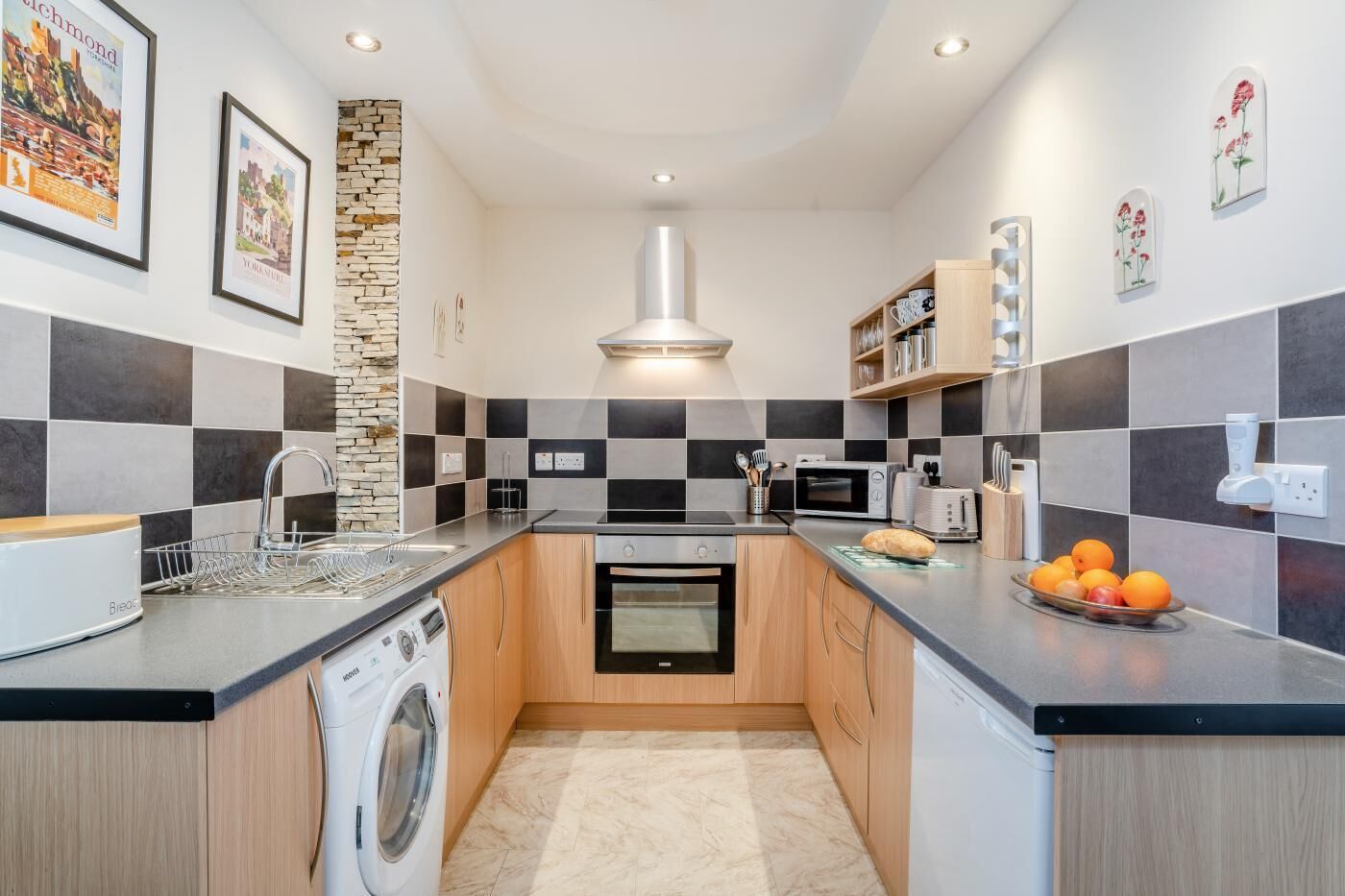 Four, batterie de cuisine, vaisselle et ustensiles