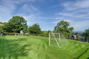 Sports court - 4 Bed in Caersws (oc-waa321) (Trefeglwys)