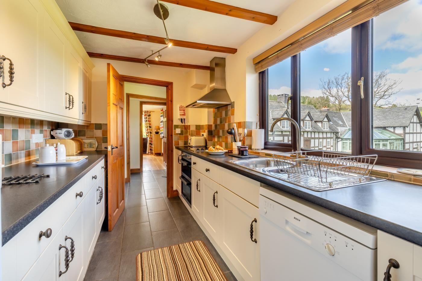 Microondas, horno, lavavajillas y periquera 