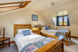 Tabla de planchar con plancha, wifi gratis y ropa de cama 