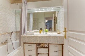 Hair dryer, towels - IMPERIA AP4490 by RIVIERA HOLIDAY HOMES (Niza)
