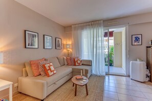 TV - IMPERIA AP4490 by RIVIERA HOLIDAY HOMES (Niza)