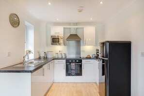 Oven, dishwasher, highchair, cookware/dishes/utensils - 2 Bed in Newquay (oc-w32782) (Tregurrian)