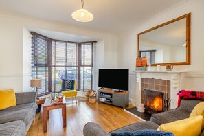TV, fireplace - 2 Bed in Newquay (oc-j32859) (Newquay)