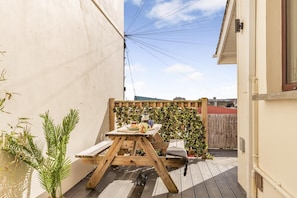 Outdoor dining - 2 Bed in Newquay (oc-j32859) (Newquay)