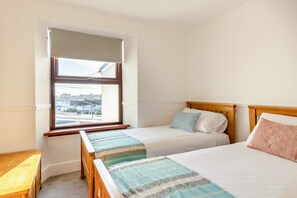 Travel crib, free WiFi, bed sheets - 2 Bed in Newquay (oc-j32859) (Newquay)