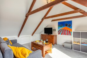 TV, fireplace - 2 Bed in Newquay (oc-j32859) (Newquay)