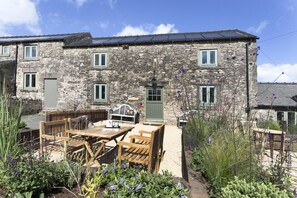 Outdoor dining - 2 Bed in Brassington (oc-dcgol) (Brassington)