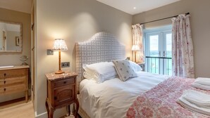 A bedroom with a bed, bedside lamps, a dresser, and a window with curtains. - 2 Bed in Brassington (oc-dcgol) (Brassington)