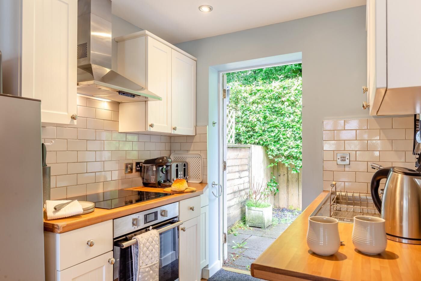 Microwave, oven, dishwasher, cookware/dishes/utensils