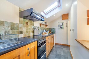 Microwave, oven, high chair, cookware/dishes/utensils - 2 Bed in Penrhyndeudraeth (oc-wag442) (Penrhyndeudraeth)