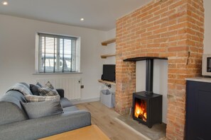 TV, fireplace - 1 Bed in Holt (oc-2184) (Holt)