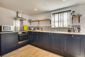 Microwave, oven, cookware/dishes/utensils - 1 Bed in Holt (oc-2184) (Holt)