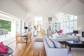 TV - 2 Bed in Bath (oc-bhr1) (Bath)