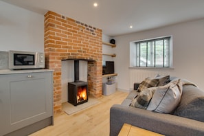 TV, fireplace - 1 Bed in Holt (oc-2185) (Holt)