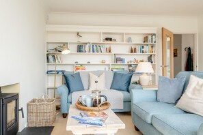 Fireplace - 3 Bed in Cowes (oc-s32705) (Cowes)